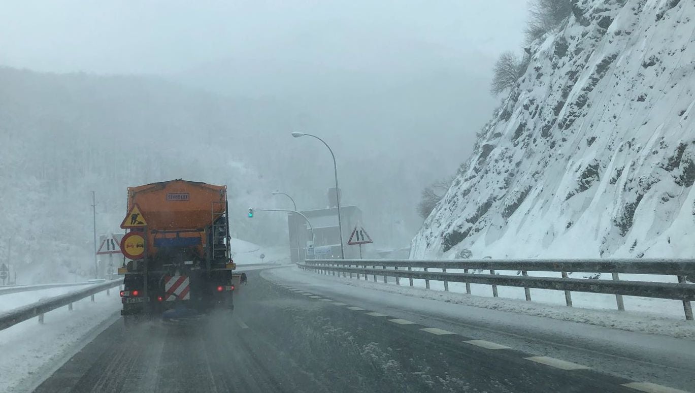 La nieve llega a la zona norte de la provincia de León. El temporal se mantendrá a lo largo de las próximas horas